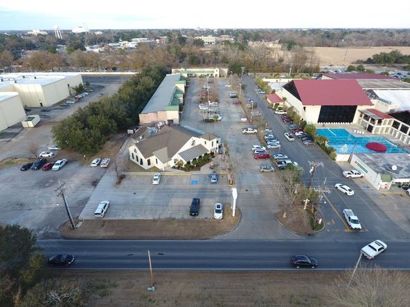 Greenbriar Shopping Center: 233 Doucet Road, Lafayette, LA 70503